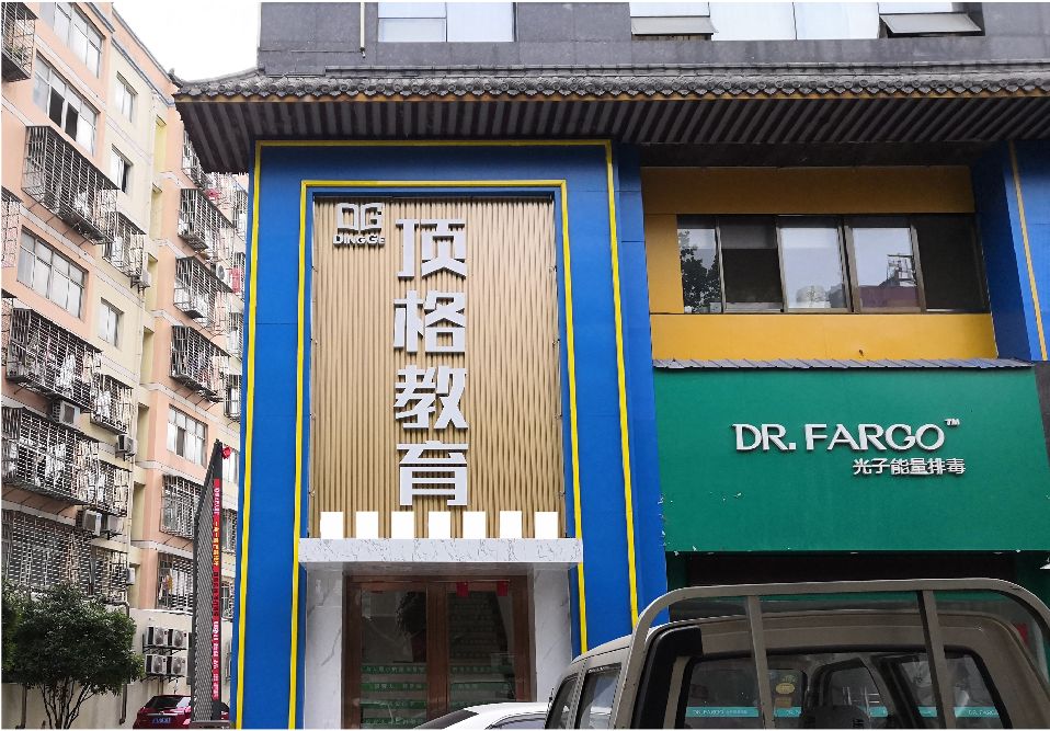 丹阳门头设计要符合门店特色。